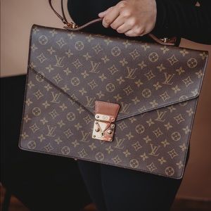✨Louis Vuitton Monogram Serviette with original LV strap✨